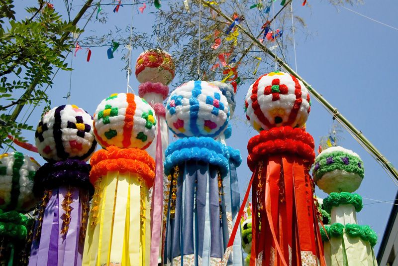Với độ cao trung bình từ 5 – 6m, những cột giấy Fukinagashi có 5 năm màu sắc sặc sỡ là biểu tượng đáng nhớ của Lễ hội Tanabata ở Sendai. 