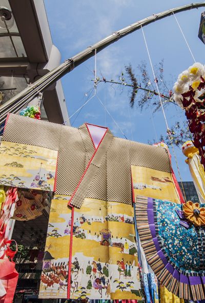 Chiếc áo Kimono bằng giấy với họa tiết truyền thống trang trí trong Lễ hội Tanabata ở Sendai.
